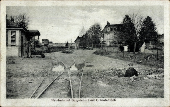 Ak Guignicourt Aisne, Kleinbahnhof, Granatenloch, Soldat, Gleise, Kriegszerstörungen, I. WK