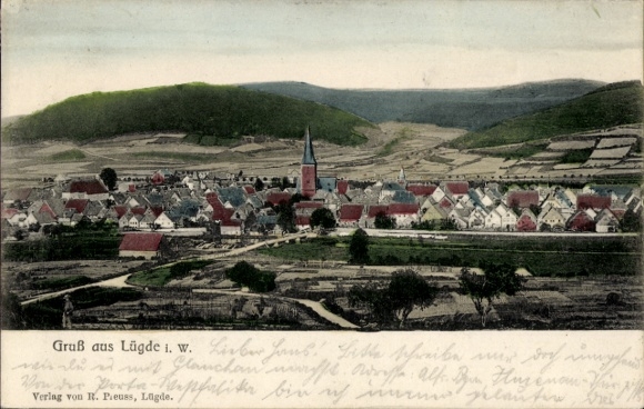 Ak Lügde im Weserbergland, Landschaft mit Häusern, Kirche, Hügeln, Text 'Gruß aus Lügde i. W.'