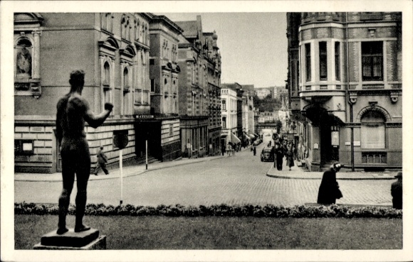 Ak Flensburg in Schleswig Holstein, Blick auf die Rathausstraße, Statue im Vordergrund, Stadtansi