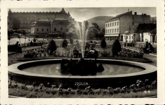 Ak Zvolen Altsohl Slowakei, Brunnen,  Gartenanlage, Gebäude im Hintergrund