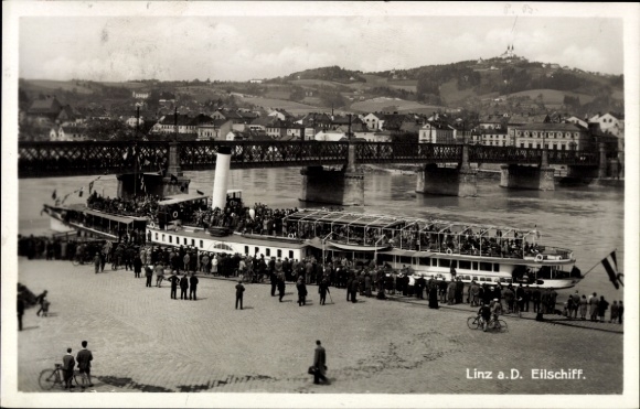 Ak Linz an der Donau Oberösterreich, Eilschiff, Dampfer, Brücke