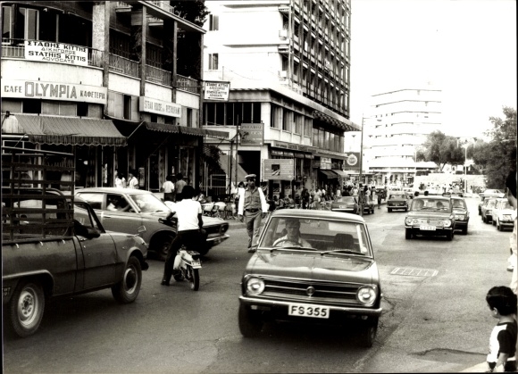 Foto Nikosia Zypern, Straße, Verkehr, Passanten, Geschäft Olympia