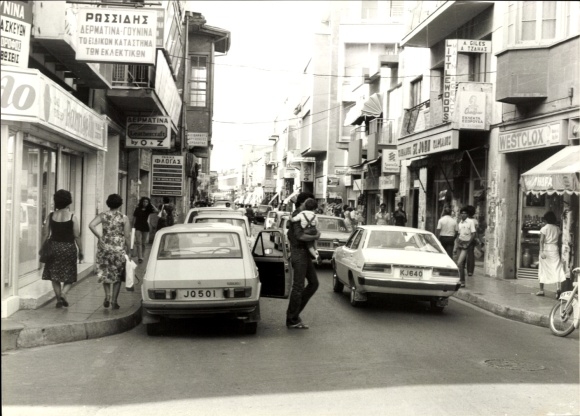 Foto Nikosia Zypern, Geschäfte, Autos, Passanten