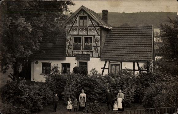 Foto Ak Letmathe Iserlohn im Märkischen Kreis, Familie im Garten vor einem Wohnhaus, Geschäftshaus