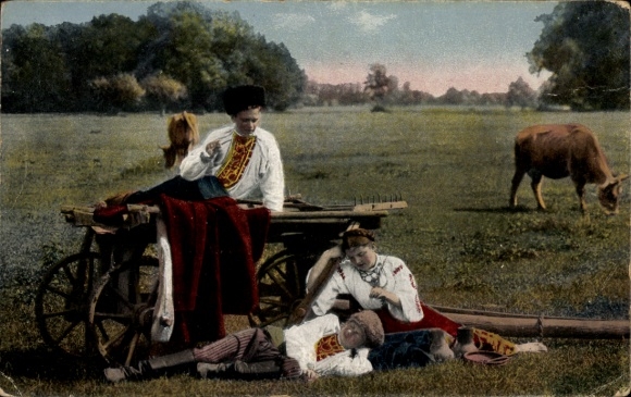 Ak Ein Idyll aus der Ukraine, Mädchen in Trachten auf der Wiese